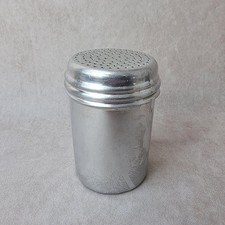 Saupoudreur Ancien en Aluminium – Ustensile de Cuisine Vintage
