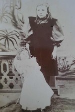 1880 Petite fille américaine avec très grande poupée Photo Cabinet Huge Doll ILL