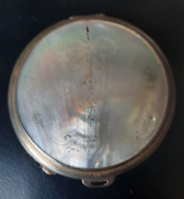 ANCIEN POUDRIER DE SAC EN METAL ET NACRE FINEMENT GRAVEE