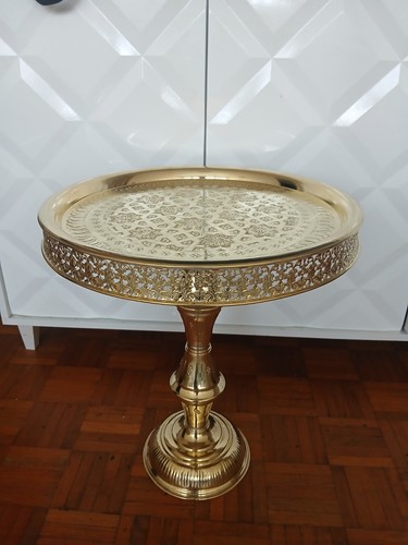 Une table cuivre - une,