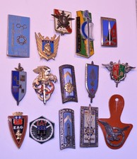 13 INSIGNES REGIMENTAIRES ORIGINALES + 2 ATLAS FRANCAISES ECOLES ET PROMOTIONS