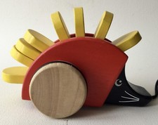 HERISSON A TIRER ,TRAÎNER en BOIS PEINT ROUGE,JAUNE,NOIR.occasion TRÈS BON ÉTAT