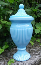 GRAND POT COUVERT EN OPALINE DE FOIRE - BLEU À CÔTES - H : 25 cm