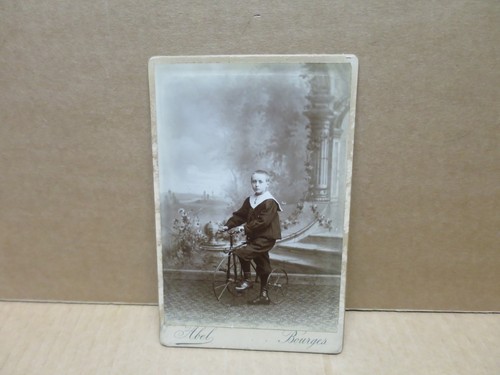 Enfant sur tricycle - sur, un