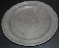 -BELLE ASSIETTE  ETAIN XVIIIe style LOUIS XV une marque gravée au dos sur l'aile