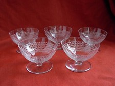 BACCARAT, St LOUIS ?,SERIE DE 5 COUPES A CHAMPAGNE EN CRISTAL GRAVE, ART DECO.