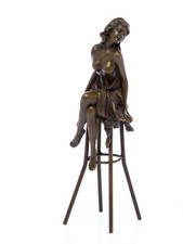 Statuette de femme nue sur