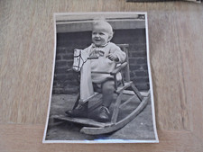 Photo ancienne d'un enfant sur son cheval à bascule 1954 sur papier glacé 18x24