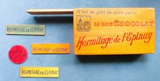 Ancienne boite à cartes HERMITAGE DE L'EPINAY avec quelques jetons