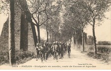 VAR  FREJUS  Senegalais en marche route de Cannes