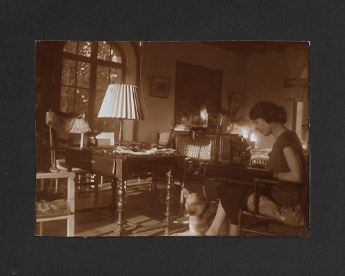 Femme chien intérieur