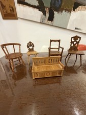 anciennes petites chaises