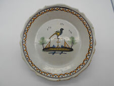 ( 1258 ) ASSIETTE AU PERROQUET SUR PERCHOIR EN FAIENCE DE NEVERS XVIII ème