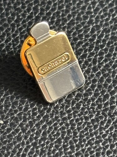 Pin cacharel bouteille de - cacharel,