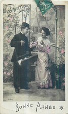 CP BONNE ANNEE FACTEUR SACOCHE ET FEMME A PORTAIL - 58263