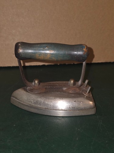 Ancien petit fer repasser - petit, a