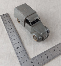 Ancienne voiture en métal, 2