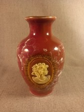 Ancien vase marbré rose et blanc avec en motif un camée représentant un visage