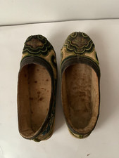 ancienne paire de chaussures femme, enfant, asie, soie brodée, semelle épaisse