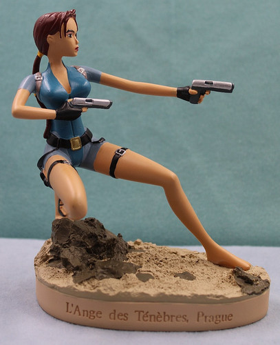 Figurine tomb raider - tomb,