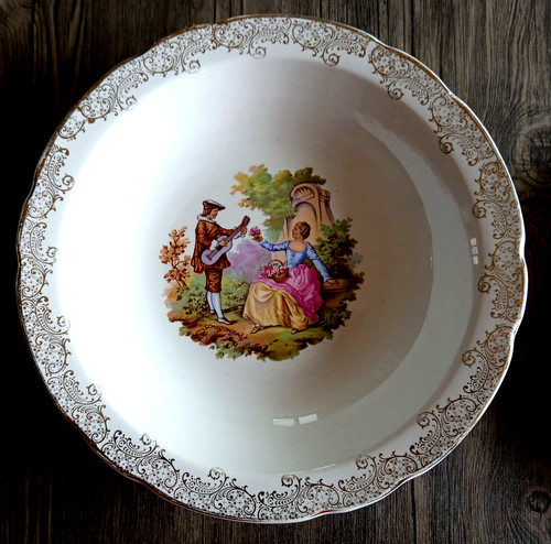 Une assiette plat - assiette, creux