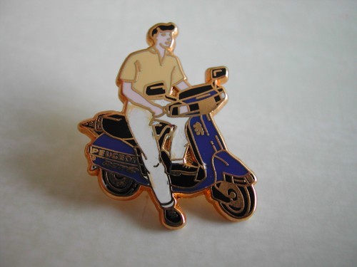 Pin moto scooter bleu - pin's,