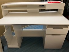 Bureau blanc laqué en bon état avec un tiroir, parfait pour travailler