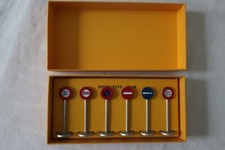 Lot de 2 Dinky Toys Atlas pompes essence r.49D et panneaux de signalisation r.40