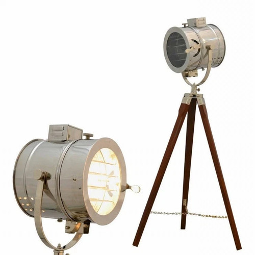 Ancien lampadaire trépied