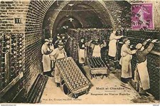 51 - Epernay - Moët et Chandon - Rangement des Vins en Bouteilles - Animée - Obl