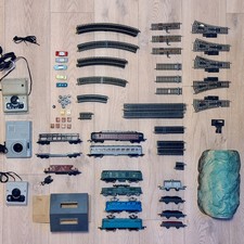 Train électrique ancien avec beaucoup d'accessoires