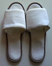 Paire de mules d’intérieur en tissus éponge