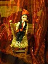 l petit catalan celluloid des années 50-60  et mini- chaise  paillée  collector 