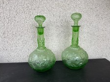 Paire de carafes anciennes en verre moulé vert décor floral