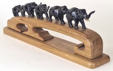 Éléphant sur Socle en Bois