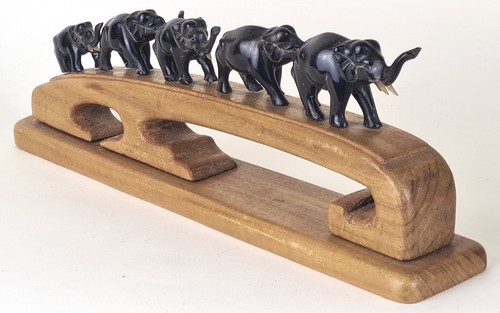 éléphant sur socle bois - Éléphant,