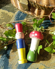 2 ANCIENS TRICOTINS EN BOIS PEINT - CHAMPIGNON ET PERSONNAGE