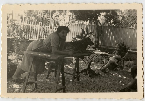 Portrait femme appuyée - , table