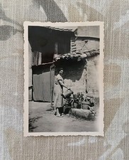 Photo Ancienne Snapshot Vintage Femme Arrosant Les Plantes Maison  6.1 x 8.7