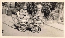 ANCIENNE PHOTOGRAPHIE VERS 1940 DUO D'ENFANTS DANS LEUR POUSSETTE