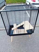 Grande cage rongeur néo en bon état de couleur bleu sur pied en bois 
