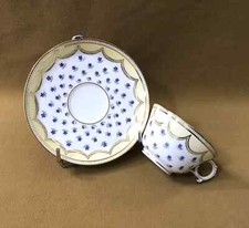ancienne tasse en porcelaine
