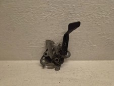 Système attache capot moteur
