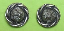 Boutons anciens en metal blanc, fleurs stylisées, art déco - 2 boutons -  