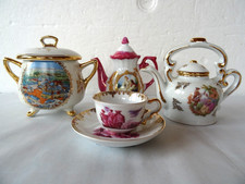 Bibelots en porcelaine, théières, tasse, pot
