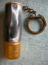 PORTE CLEF ANCIEN A SYSTEME : BRIQUET DE POCHE A ESSENCE A MOLETTE – PORTE CLE