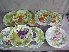 Ensemble de ONZE ASSIETTES en barbotine, anciennes. Marque St Clément.