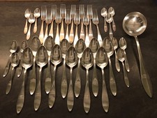 TRÈS BELLE MÉNAGÈRE