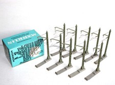 MARKLIN HO 7009 LOT 10 CATENAIRES, POSTES SUR SOCLE POTEAU, ALIMENTATION TRAIN