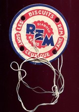 publicité ancienne . jeu ancien " voila le rémouleur "un BISCUIT REM au goûter